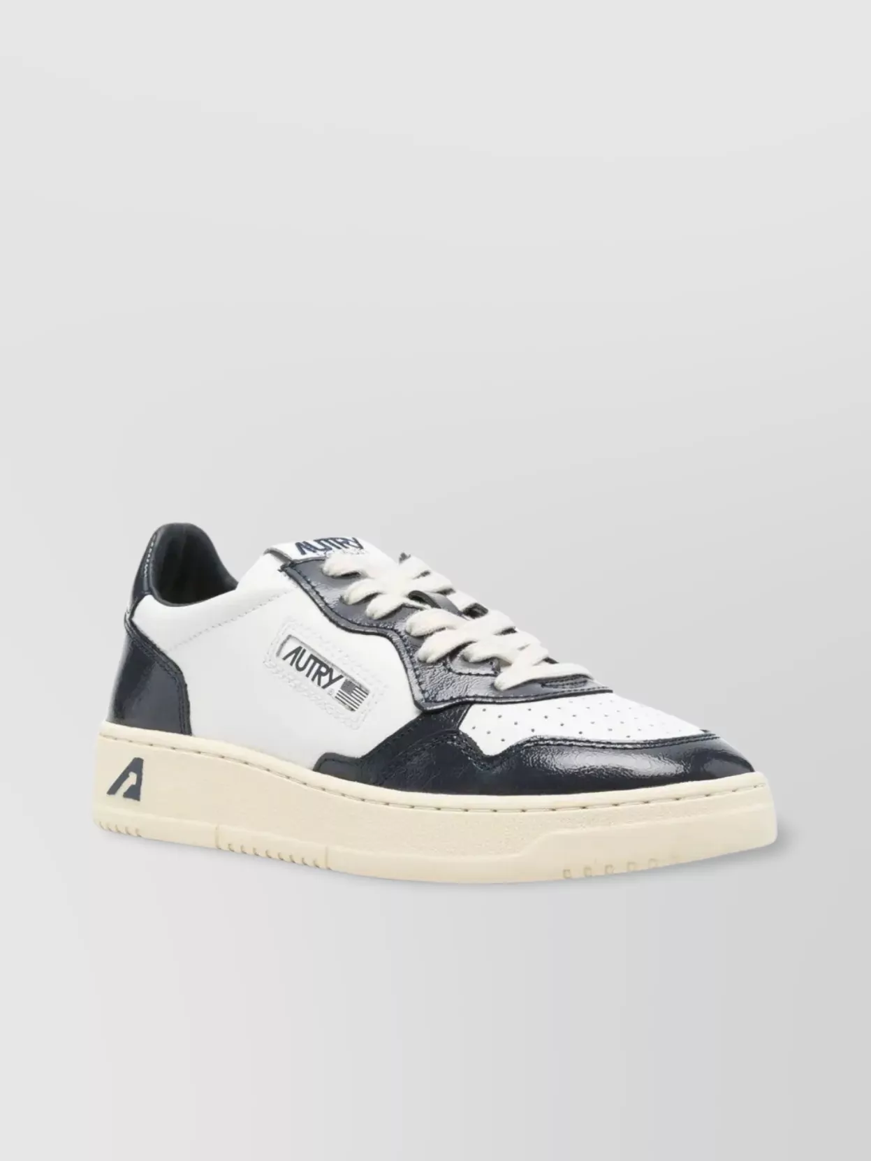 Autry Low Top Medalist Sneakers In Black