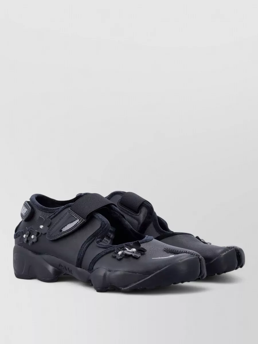 Nike Leather Floral-Appliqué Split-Toe Sandals