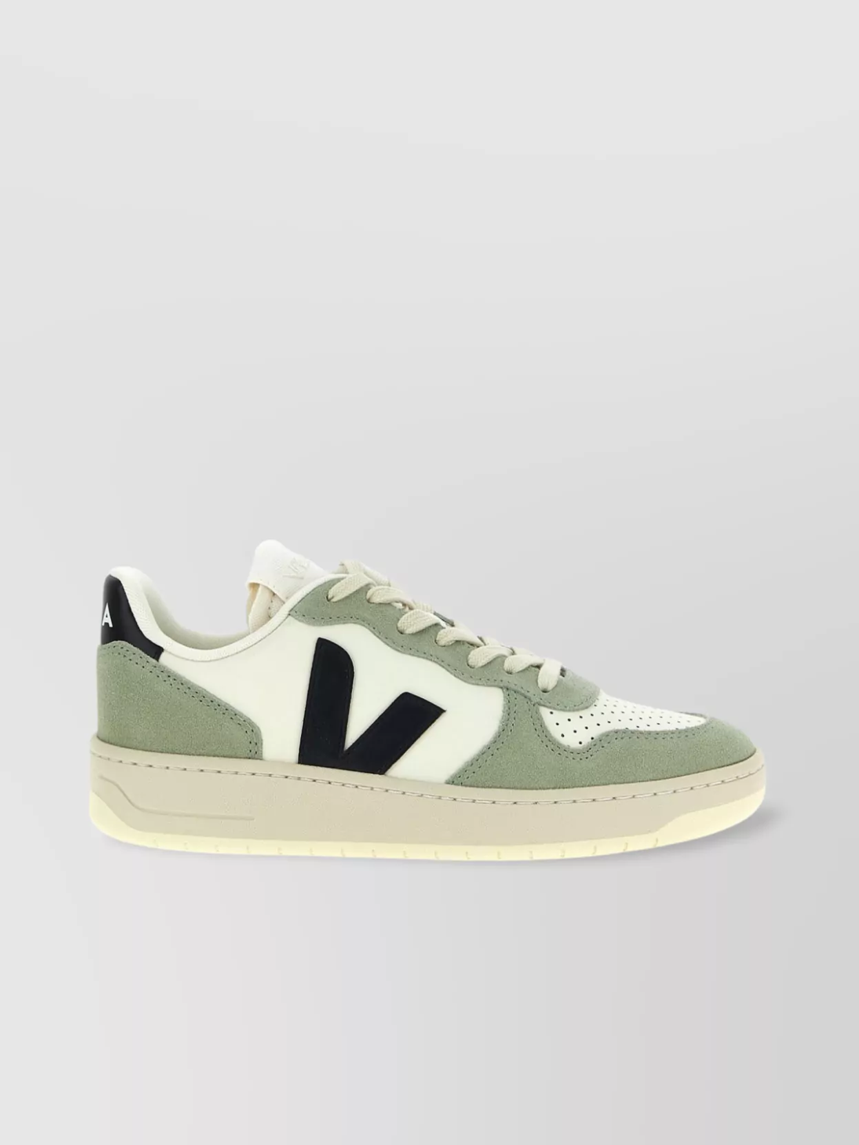 Veja V-10 Pure Black Clay