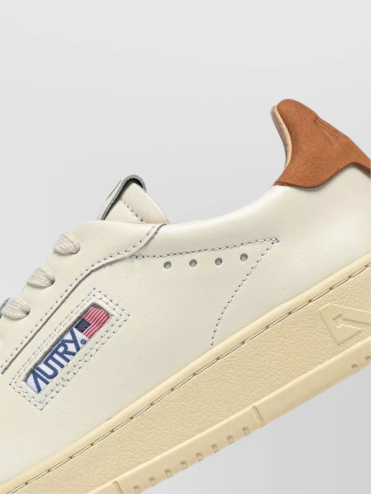 Autry Low Top Leather Sneakers In Neutral