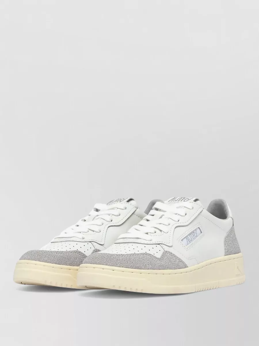 Autry leather medalist low sneakers