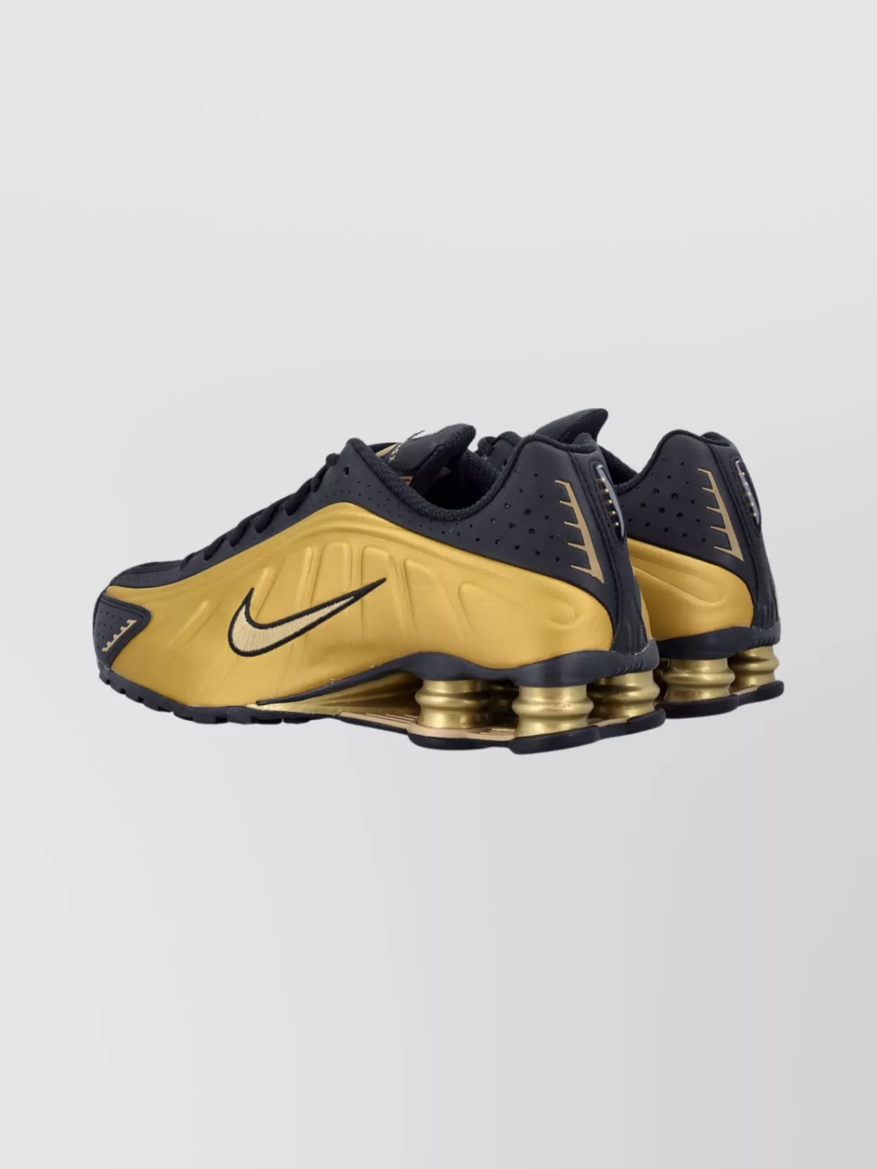Nike Retro Revival Sneakers Featuring Traction