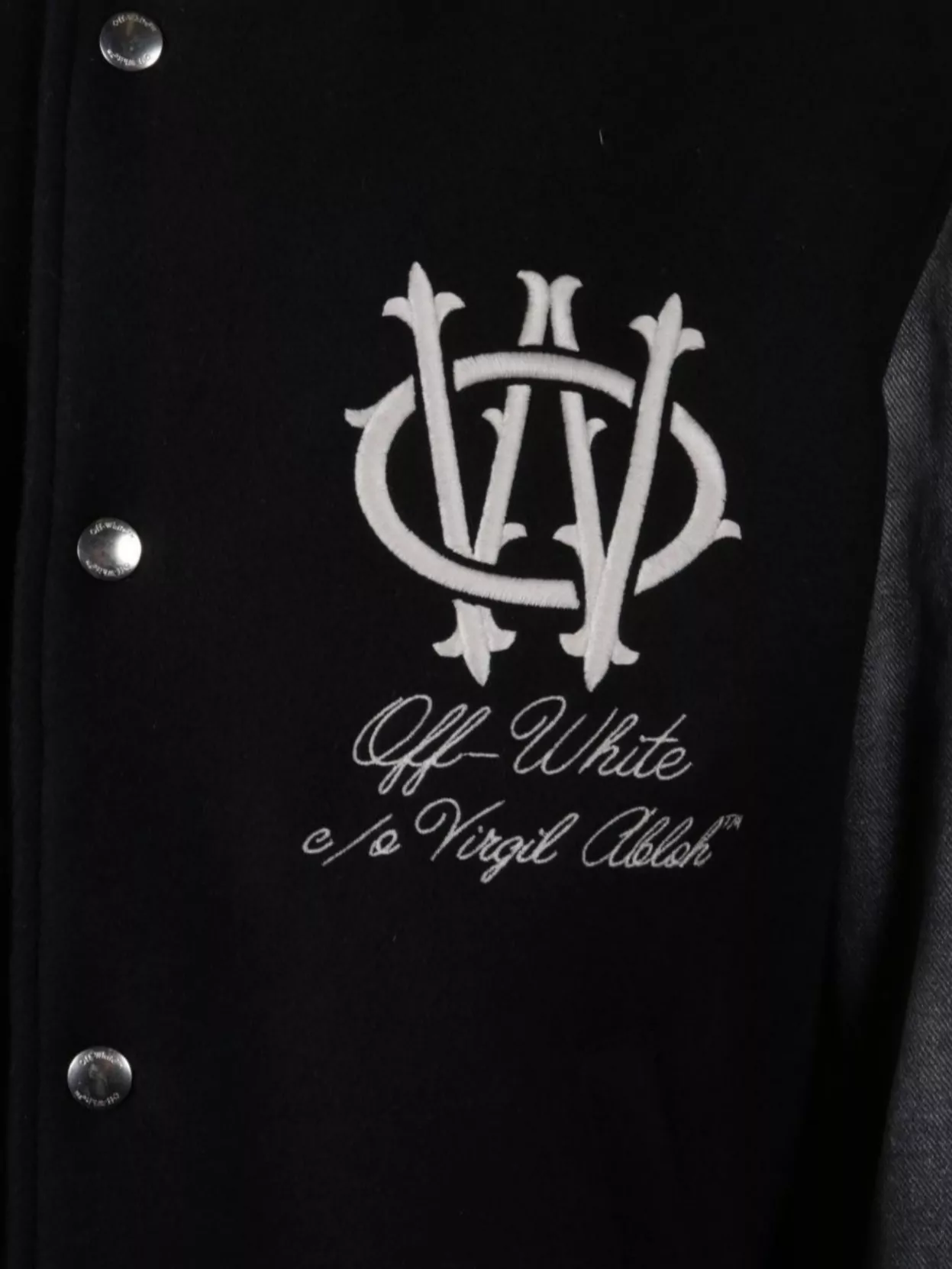 Off-White Stylish Short Jacket Featuring Contrast Sleeves