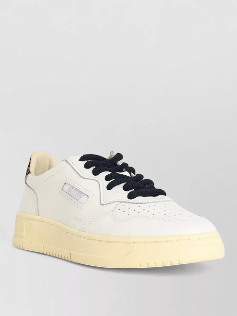 Autry leather medalist low sneakers