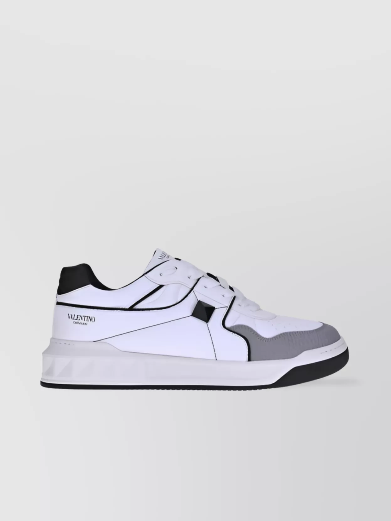 スニーカー Valentino Garavani ONE STUD LOW-TOP SNEAKERS 0400020253529_BEIGEBLACK?wid=