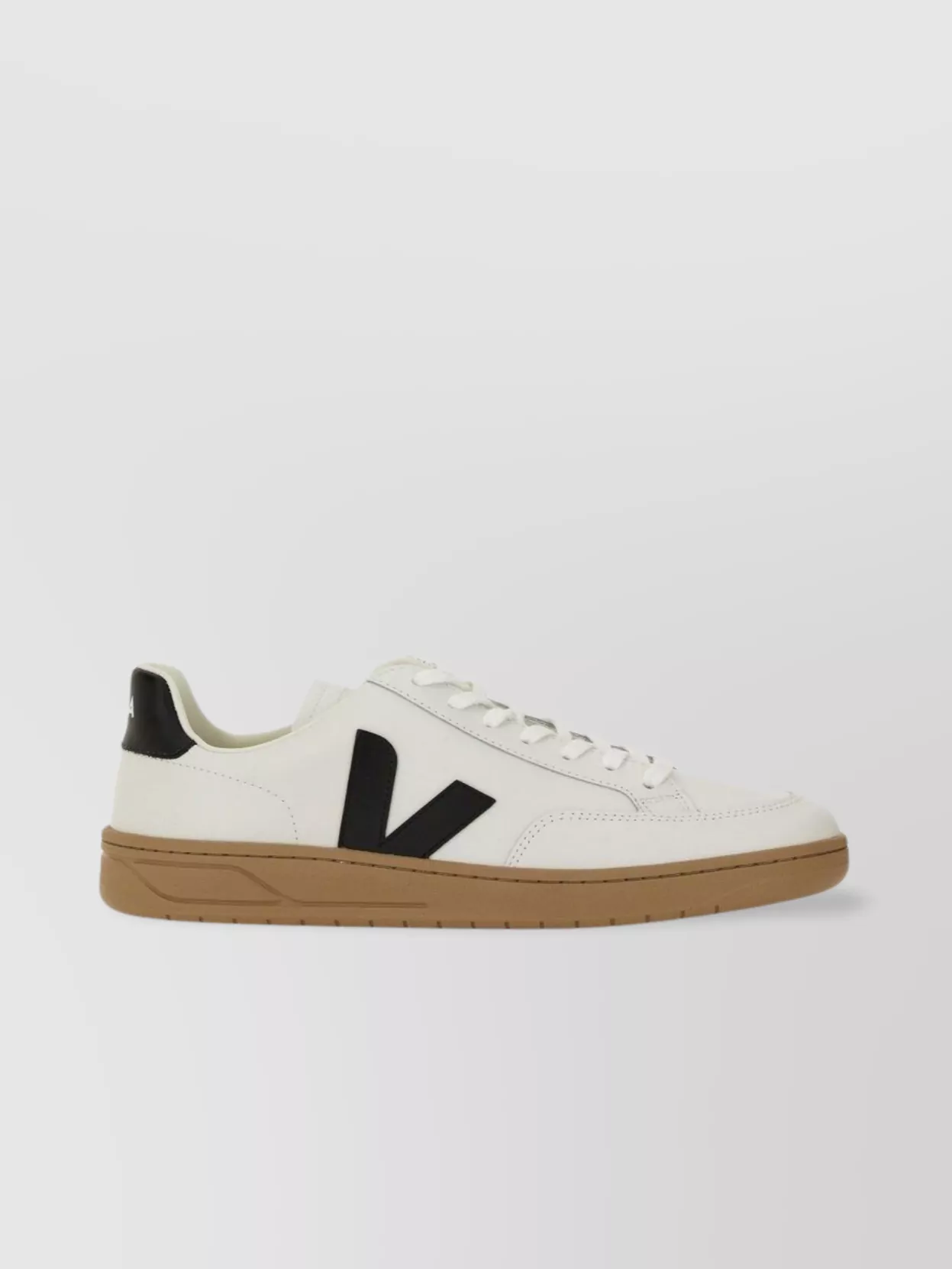 Veja Low-Top Silhouette With Contrast Heel Tab