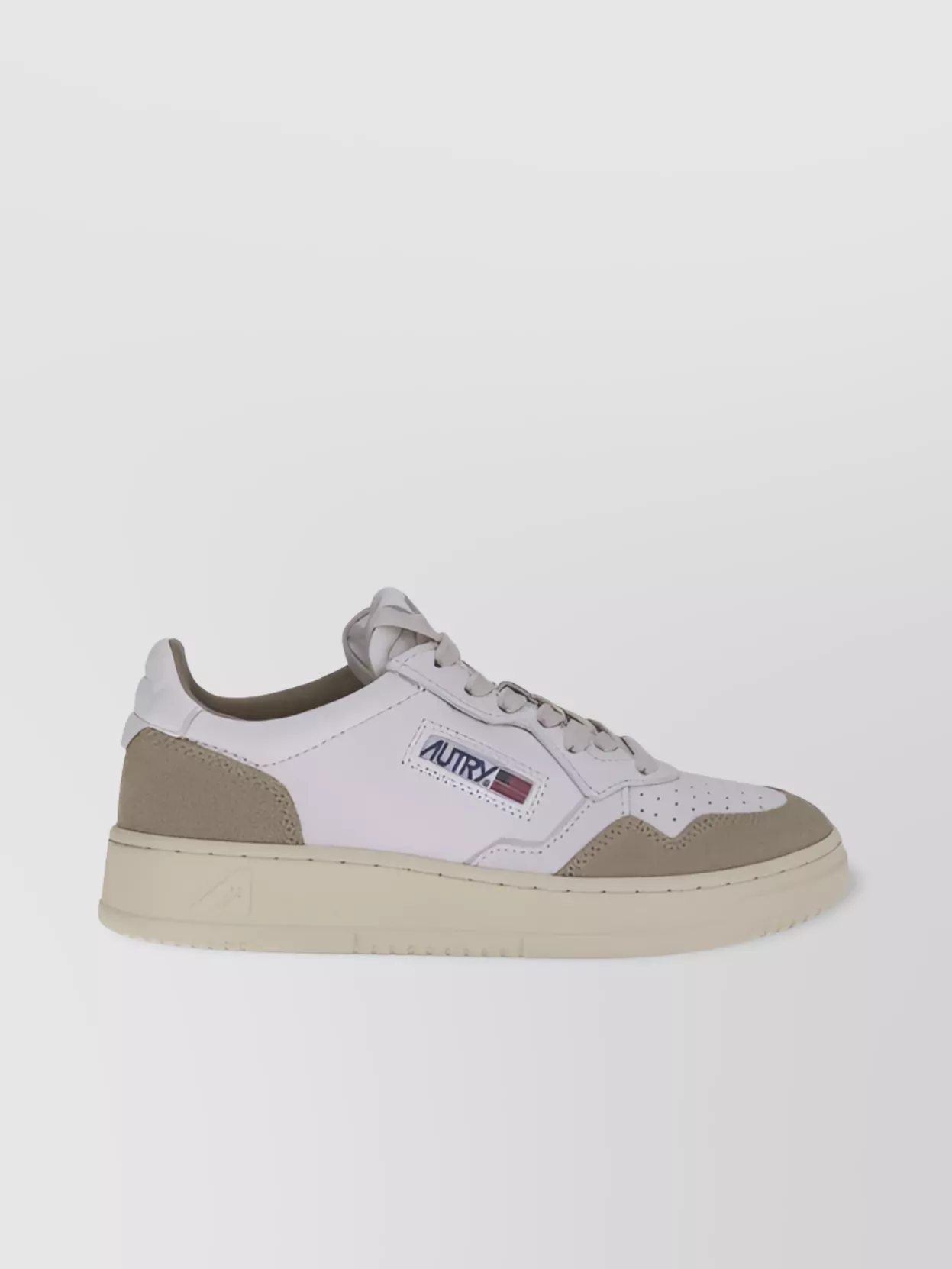Autry Medalist Low Sneakers Logo Detail