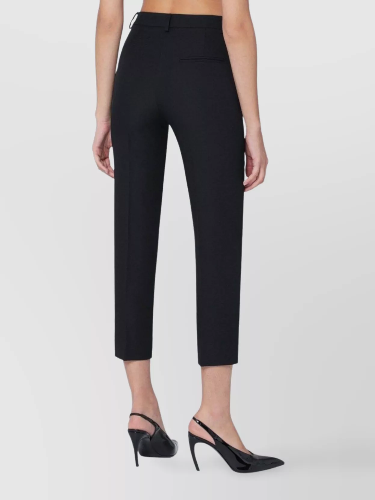 The Andamane Capri Trousers With Pockets And Belt Loops In Black