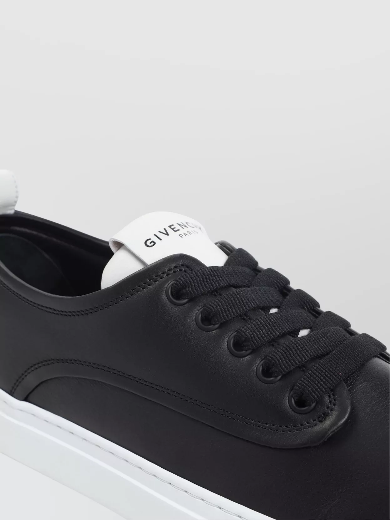 Givenchy Stylish Sneakers With Contrast Sole And Pull Tab