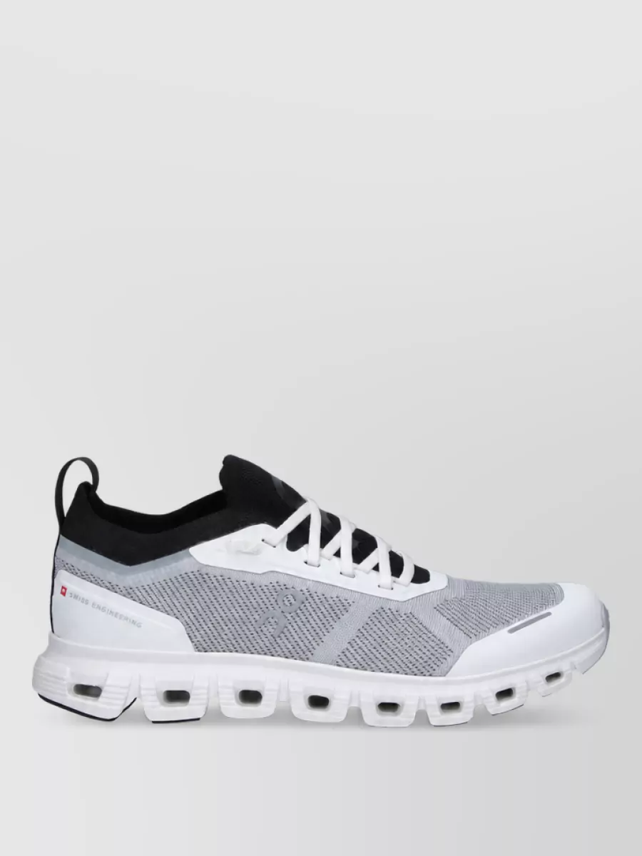 On Running low top lace up sneakers