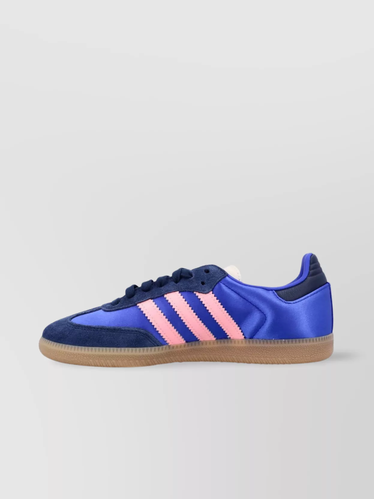 Adidas Originals Low-Cut Sneakers Featuring Iconic Stripes
