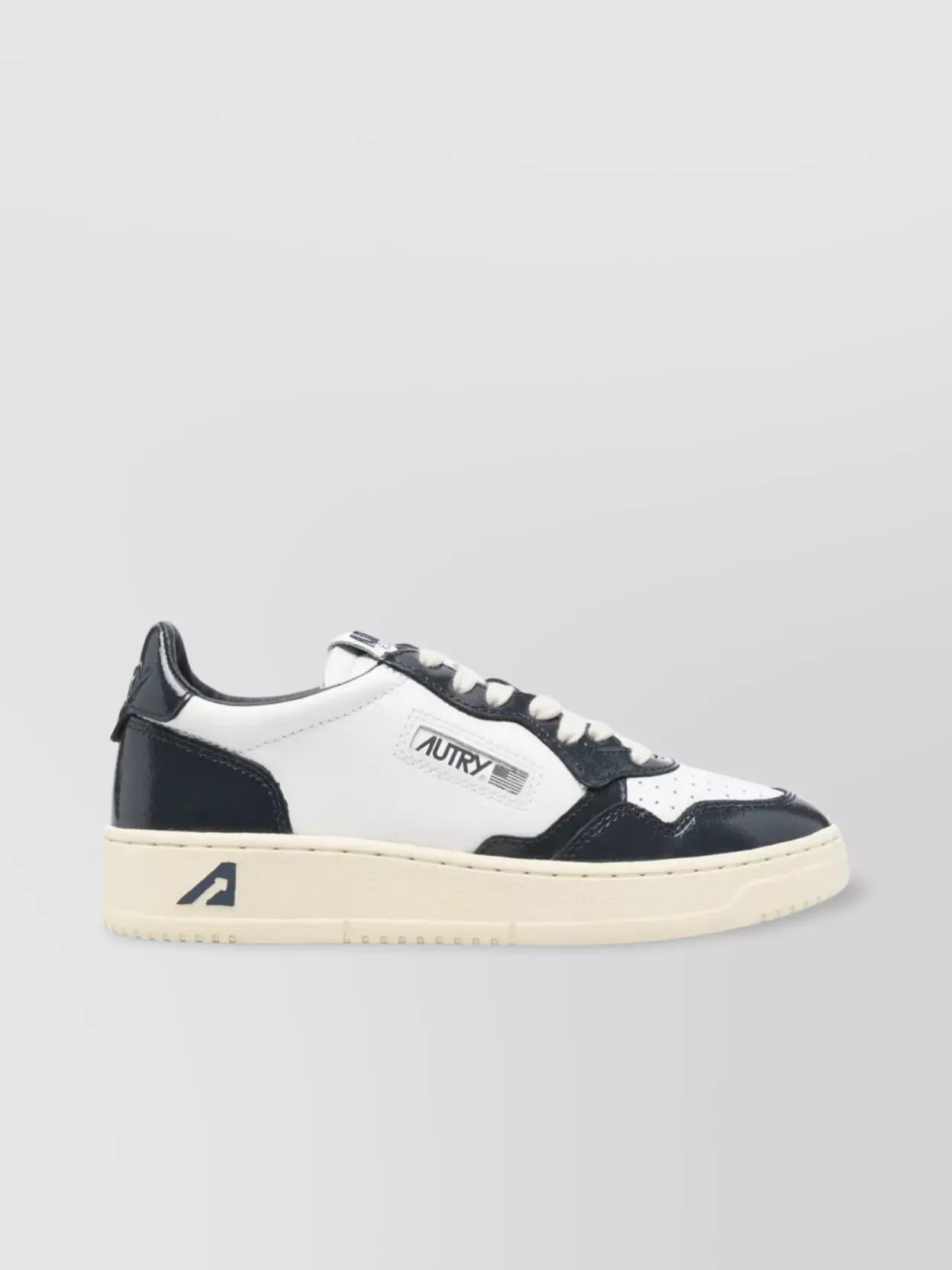 Autry Low Top Medalist Sneakers In Black