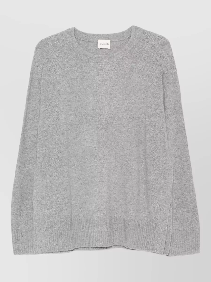 Closed fine-knit wool crew-neck jumper