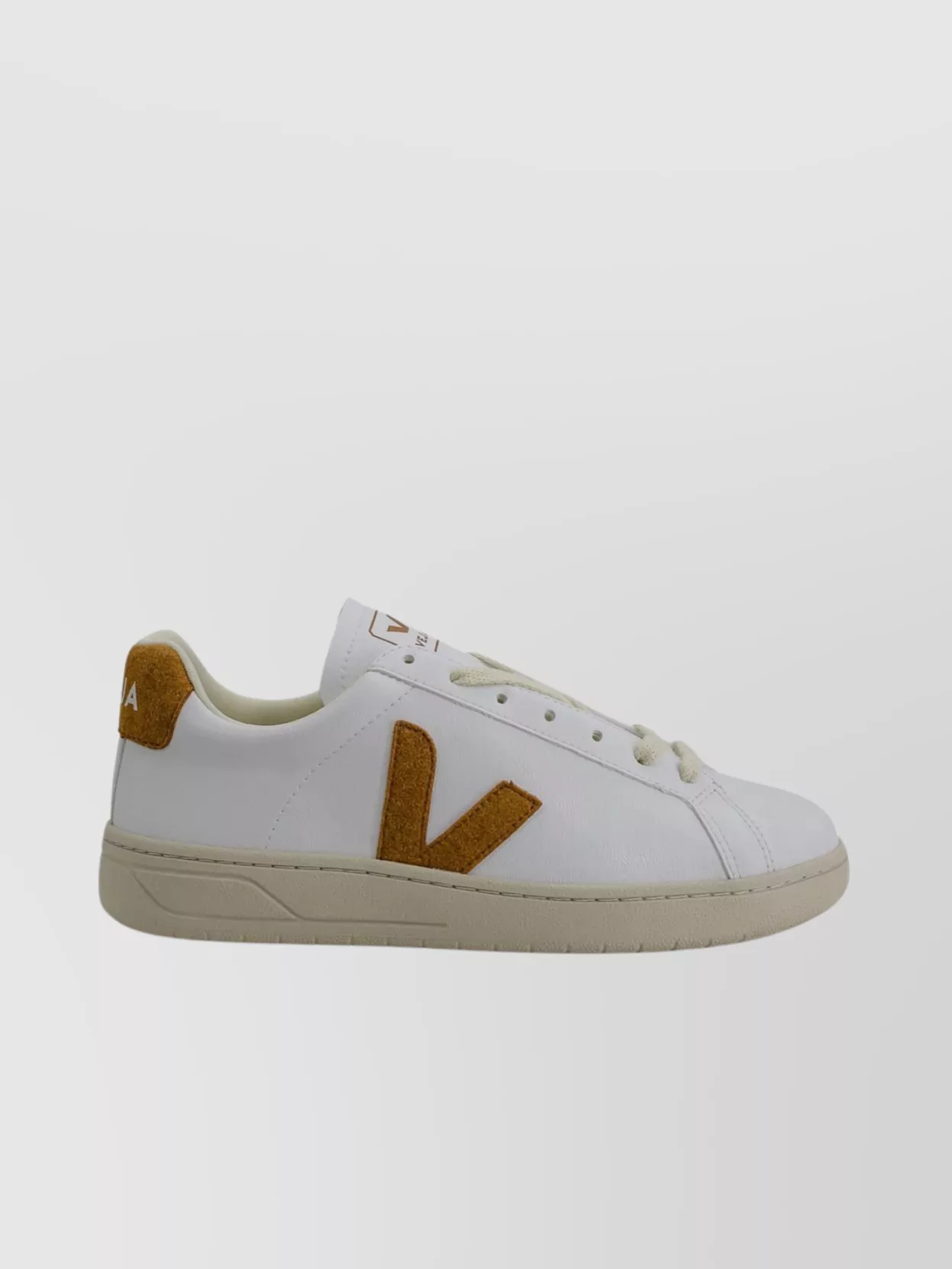 Veja Low-top Lace-up Sneakers Urca Cwl In White