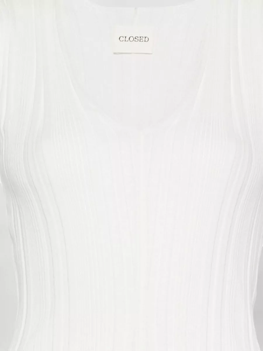 Closed Ribbed Slim-Fit V-Neck Sleeveless Top
