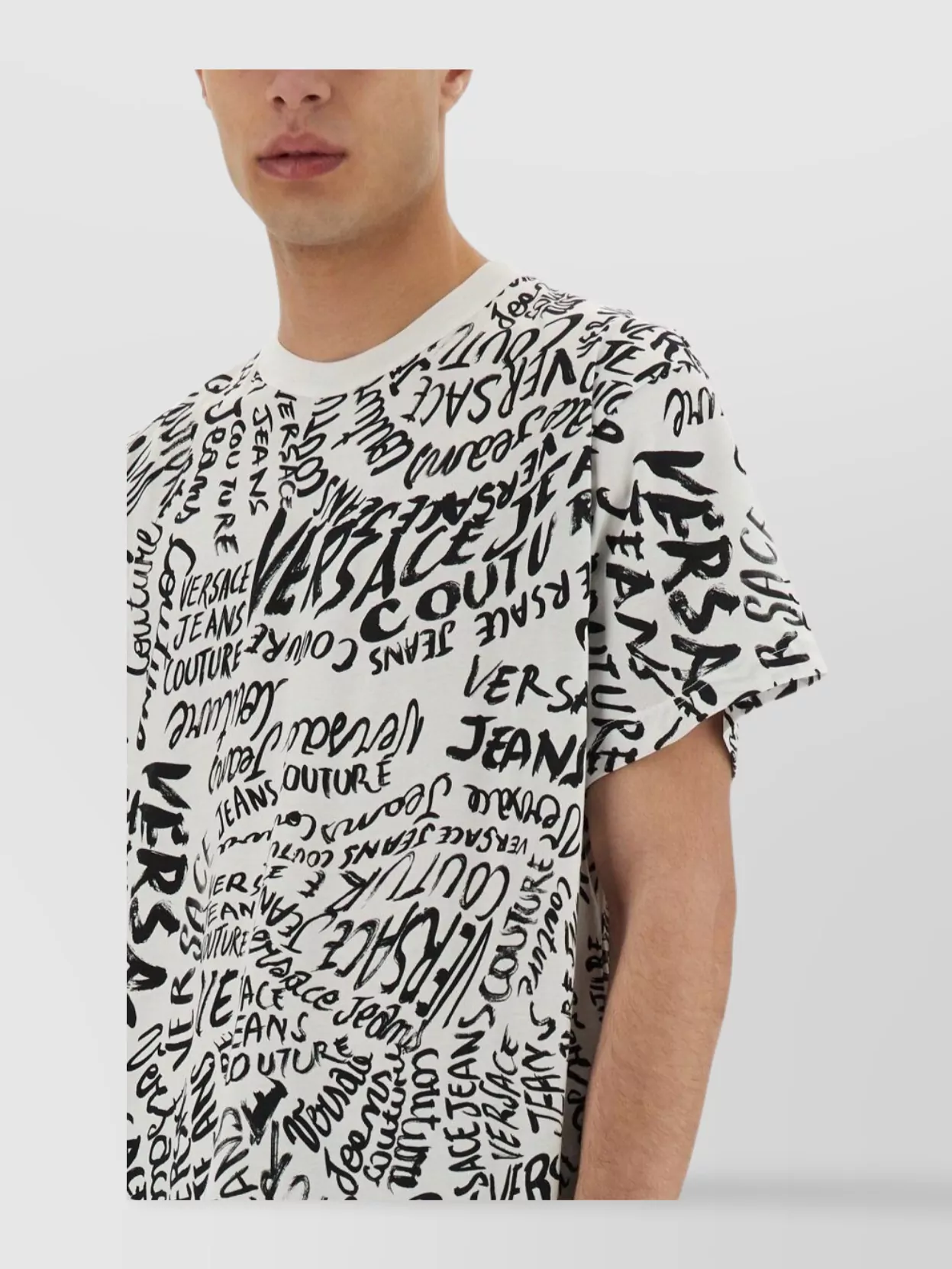 関税送料込♪【Versace Jeans Couture】グラフィックTシャツ Versace Jeans Couture Logo print crew neck t-shirt | The