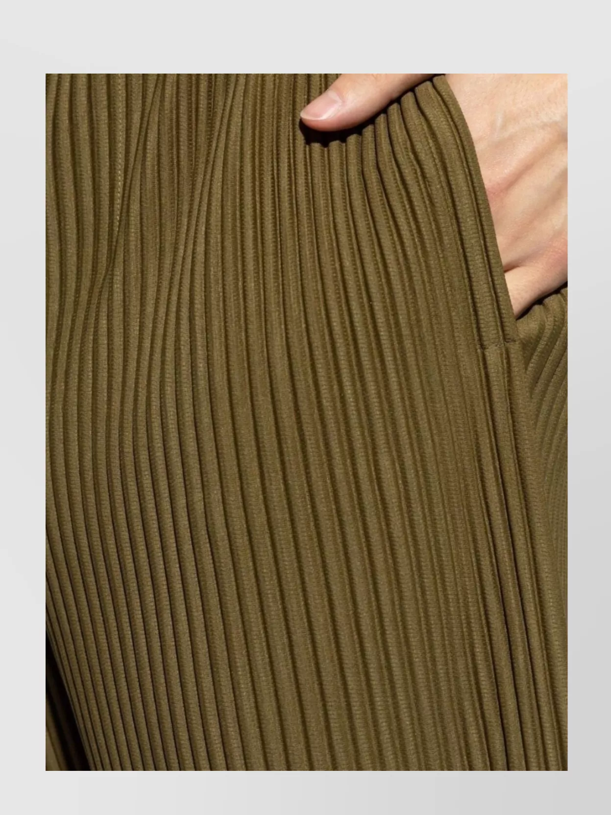 ISSEY MIYAKE WAISTBAND PLEATED KNEE-LENGTH TROUSERS