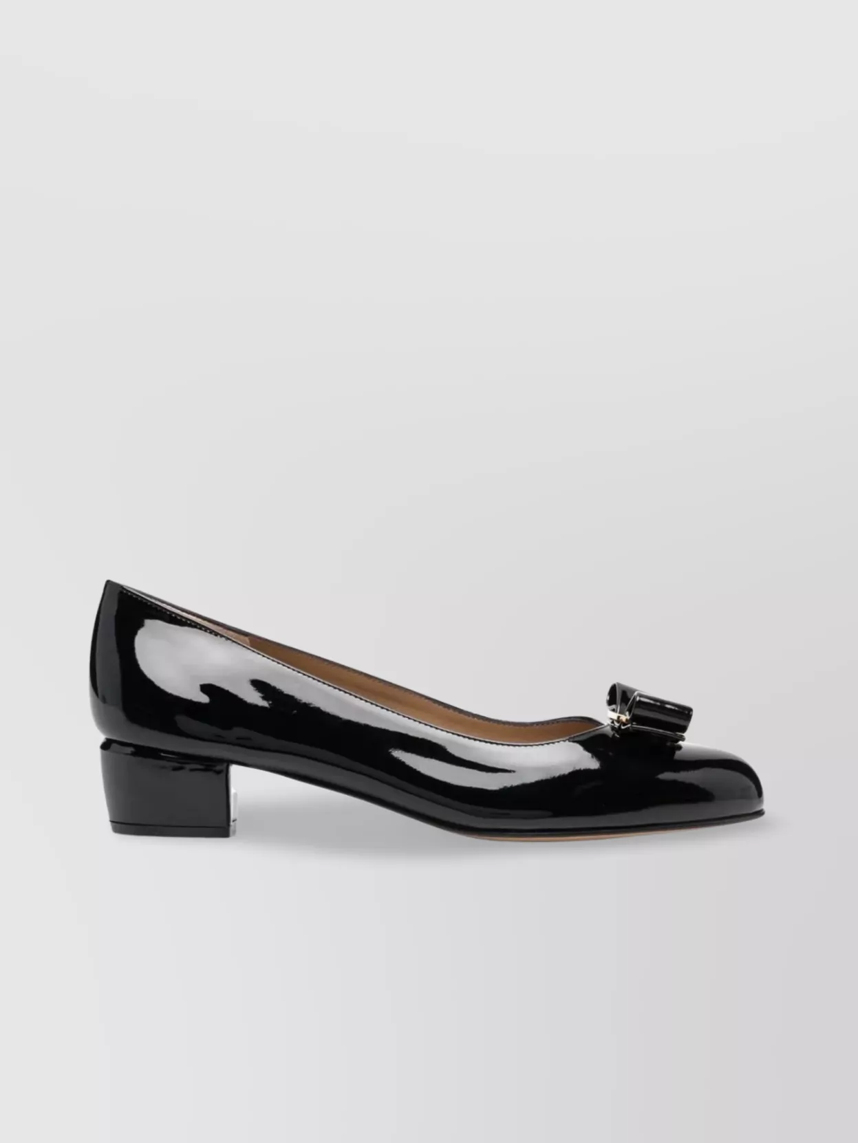 Ferragamo Vara 1 Wrapped Heel Pumps In Black