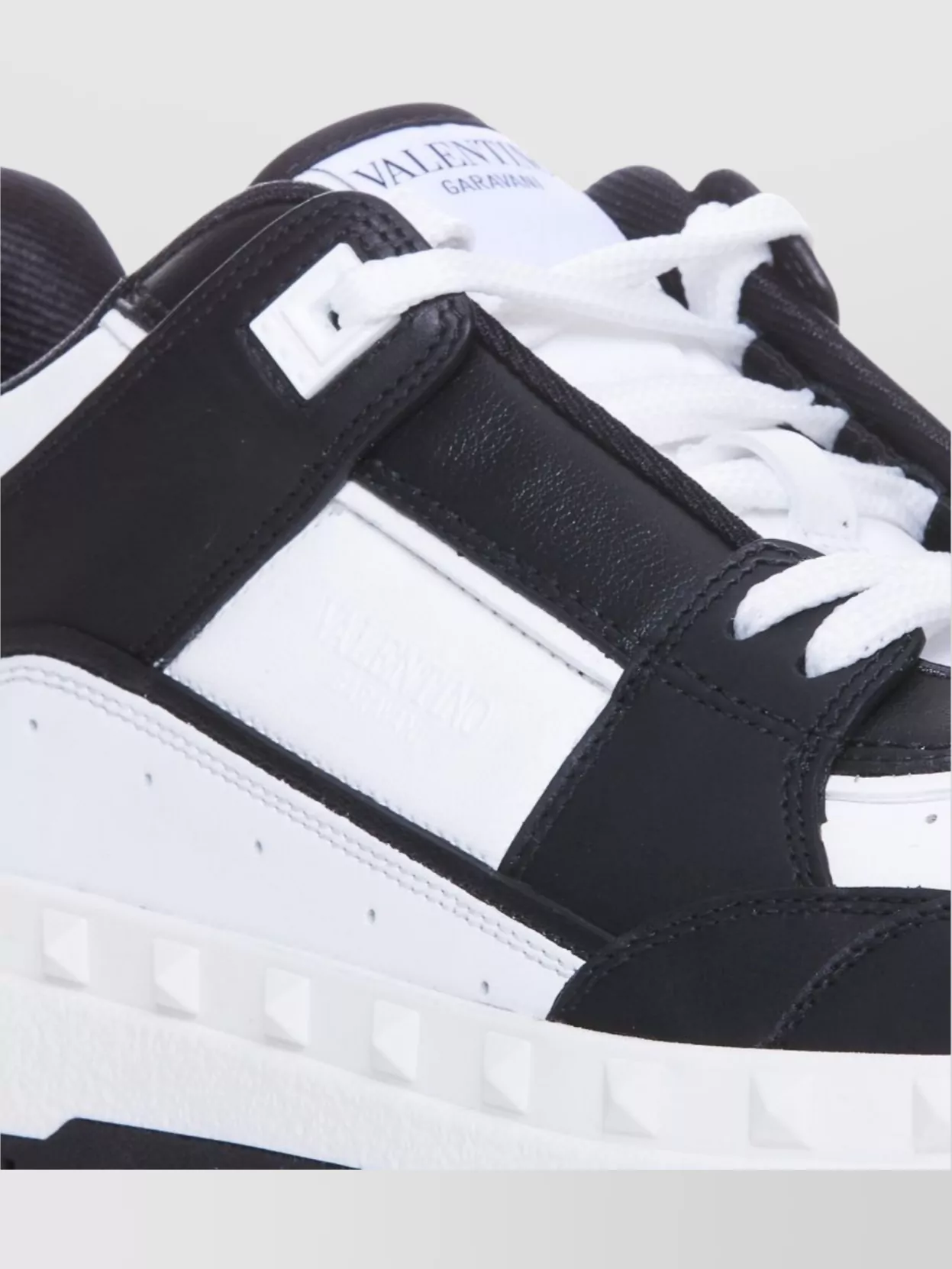 Valentino Garavani Low Top Freedots Sneakers