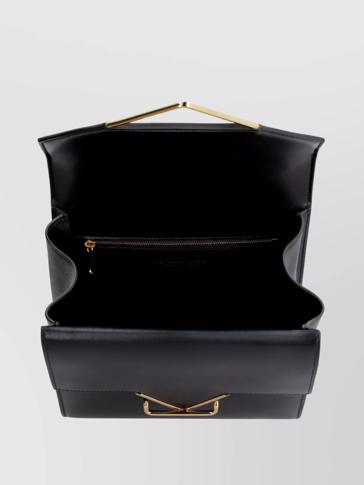 Bottega Veneta Leather crossbody bag clip detail | The