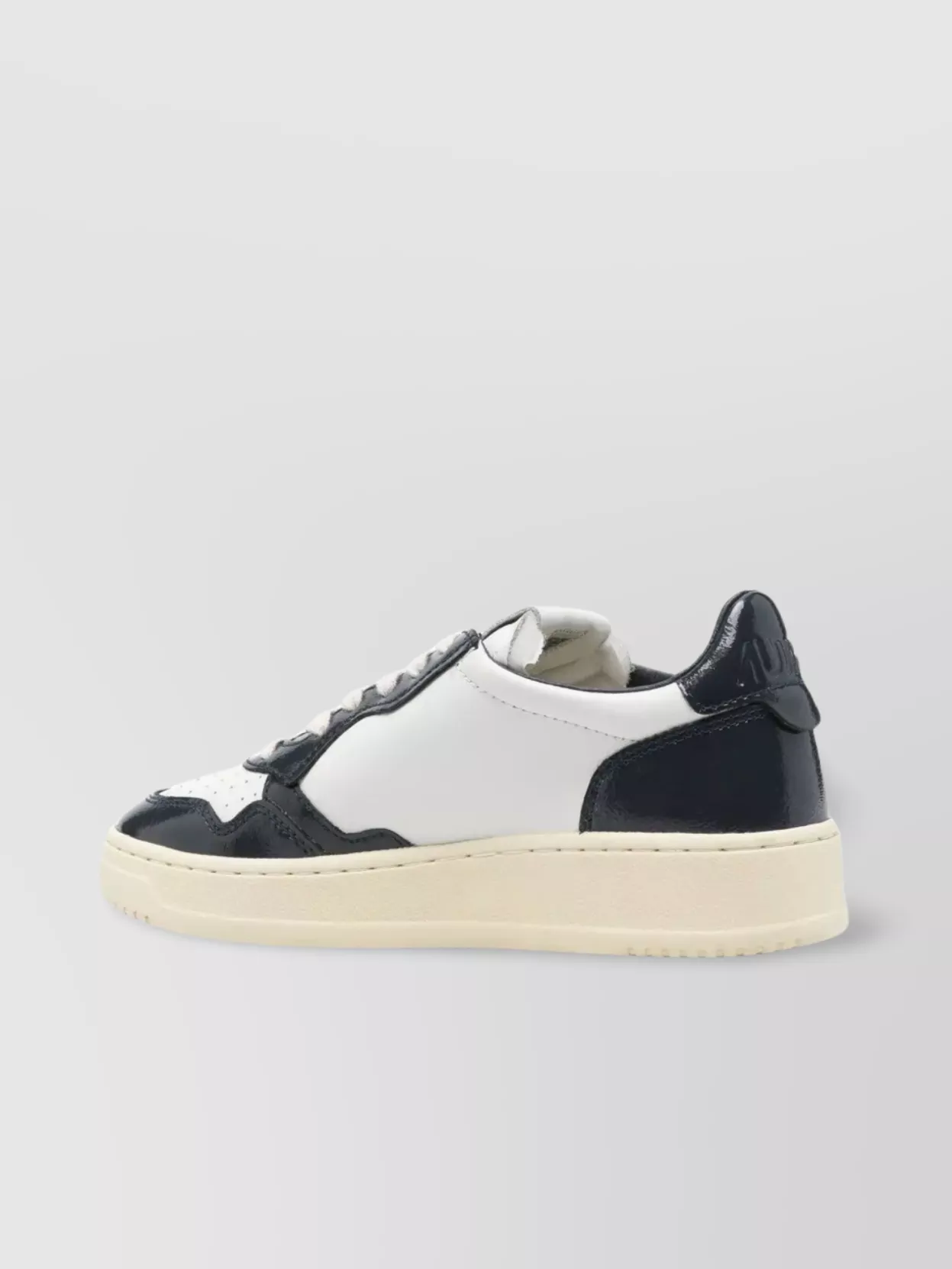 Autry Low Top Medalist Sneakers In Black