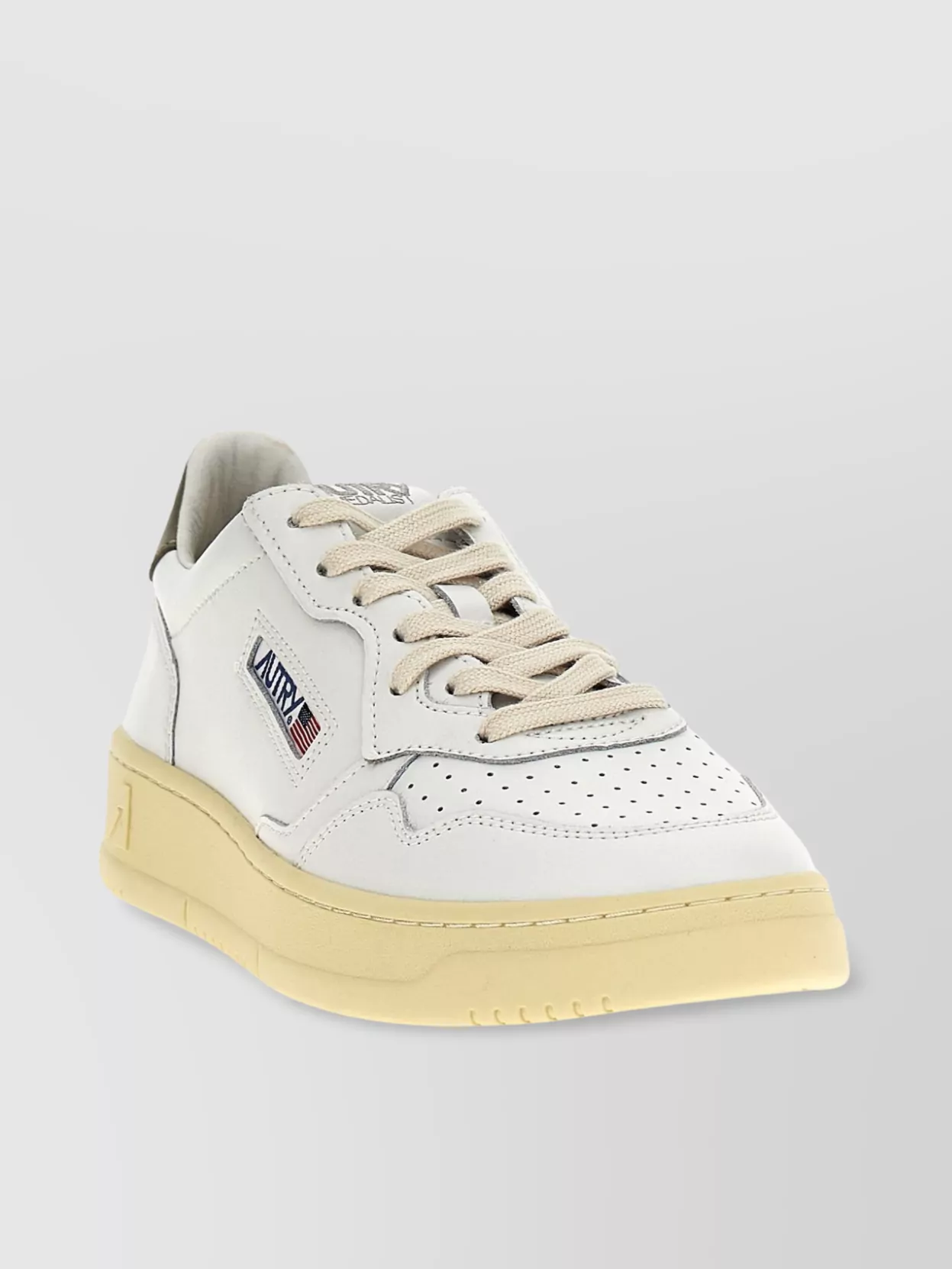 Autry Medalist Low White Sneakers With Contrasting Heel Tab In Leather Man