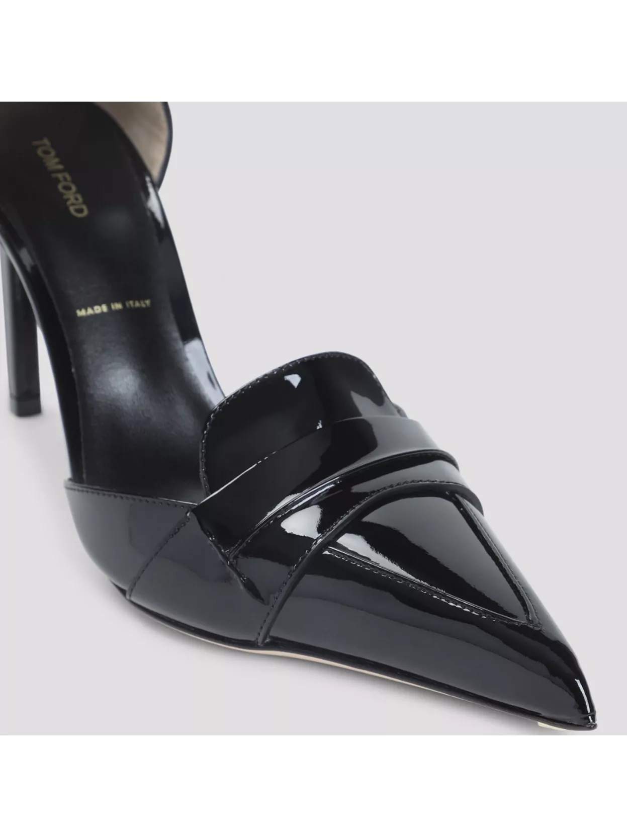 Tom Ford Stylish Pointed Toe Patent Finish Pumps In Black