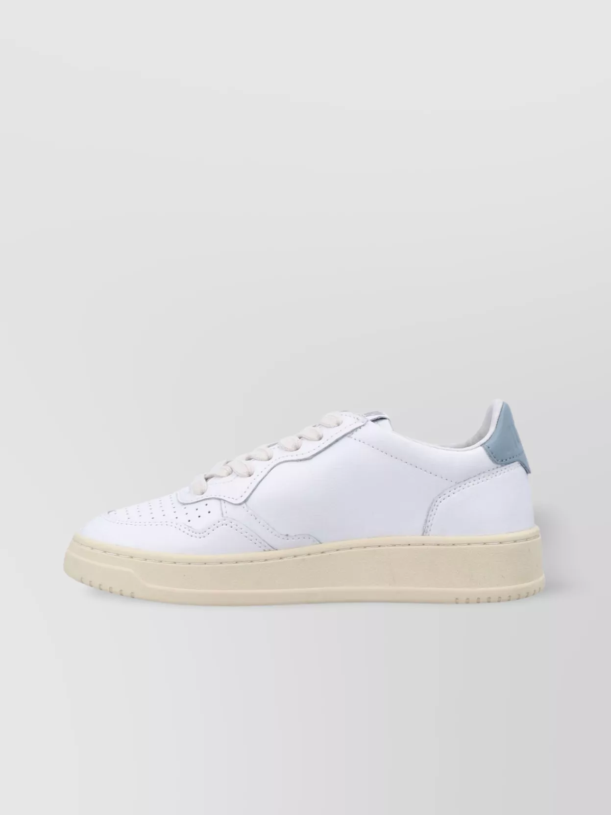 AUTRY MEDALIST LOW SNEAKERS WITH CONTRAST HEEL TAB