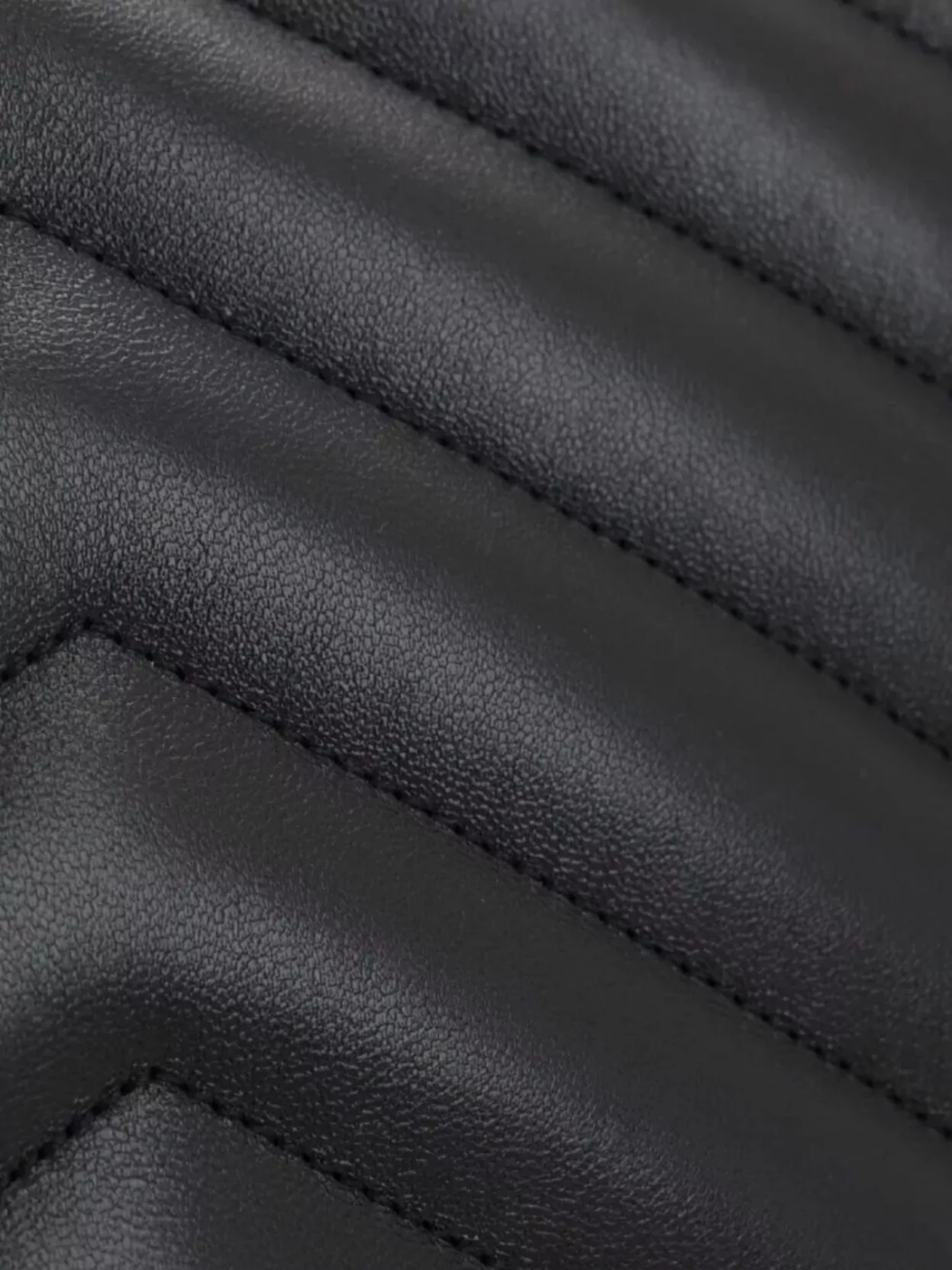 Saint Laurent Large Chevron Quilted Bag With Chain Strap In Black