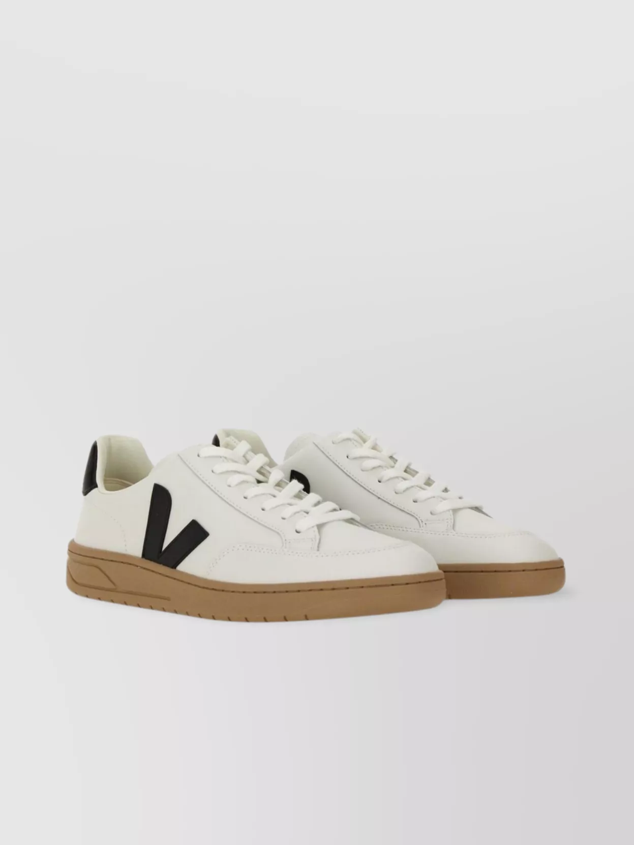 Veja Low-Top Silhouette With Contrast Heel Tab