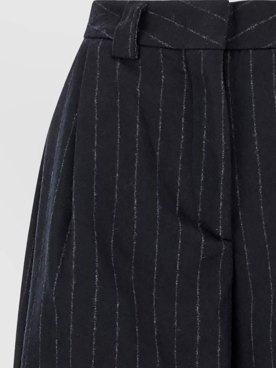 Thelatest wide-leg bermuda shorts