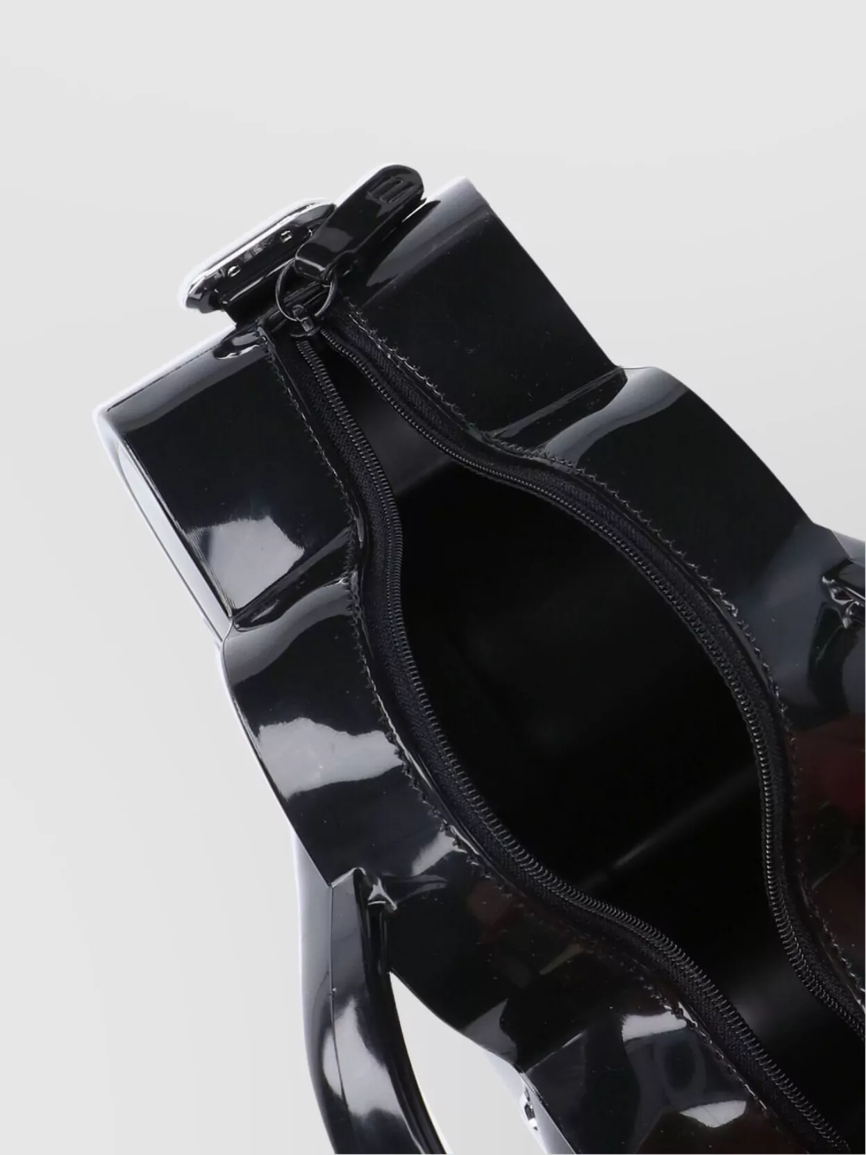 Comme Des Garçons Distinctive Shoulder Bag Featuring Versatile Options