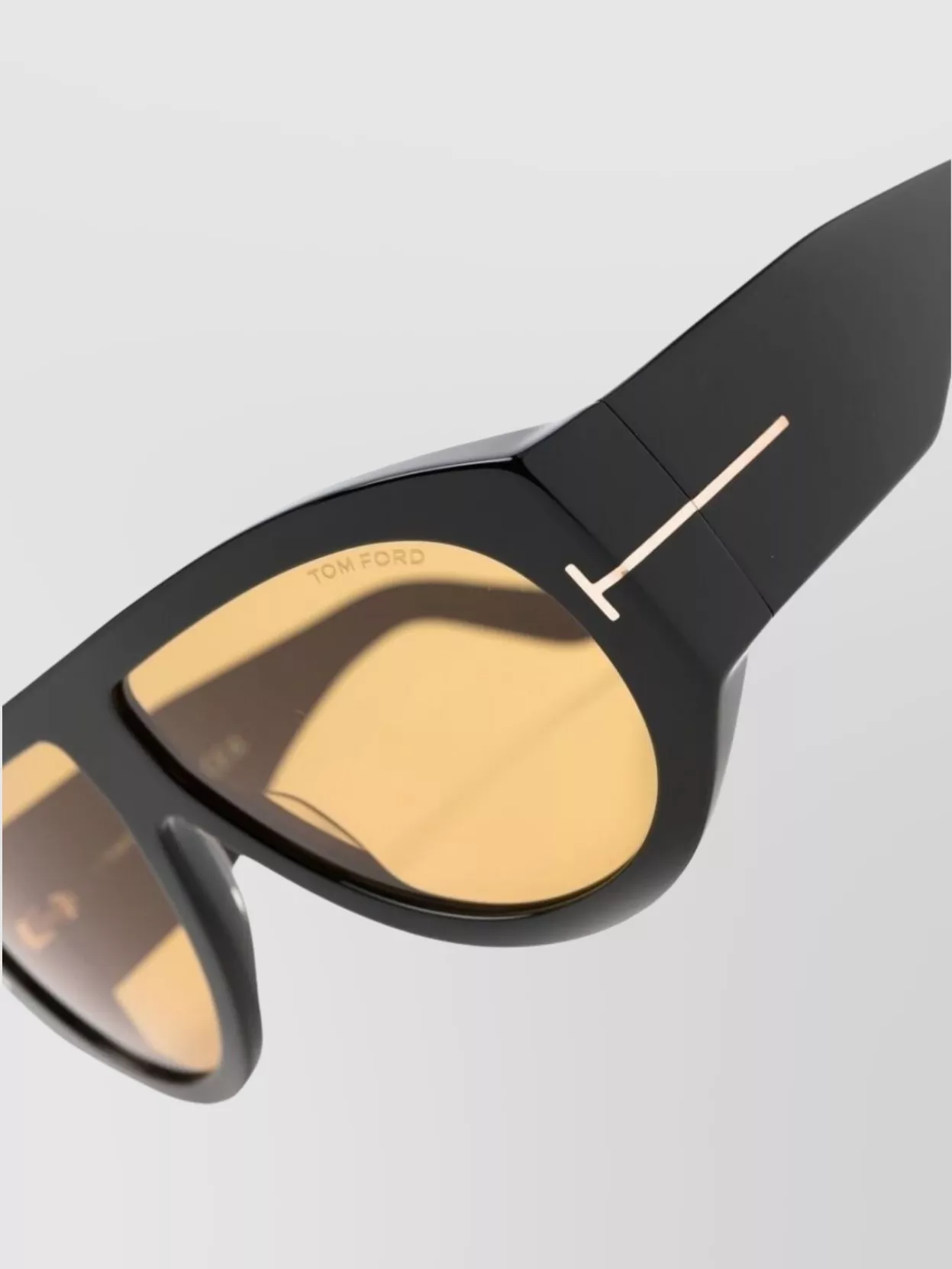 Tom Ford Stylish Sunglasses With Thick Frame And Wide Arms