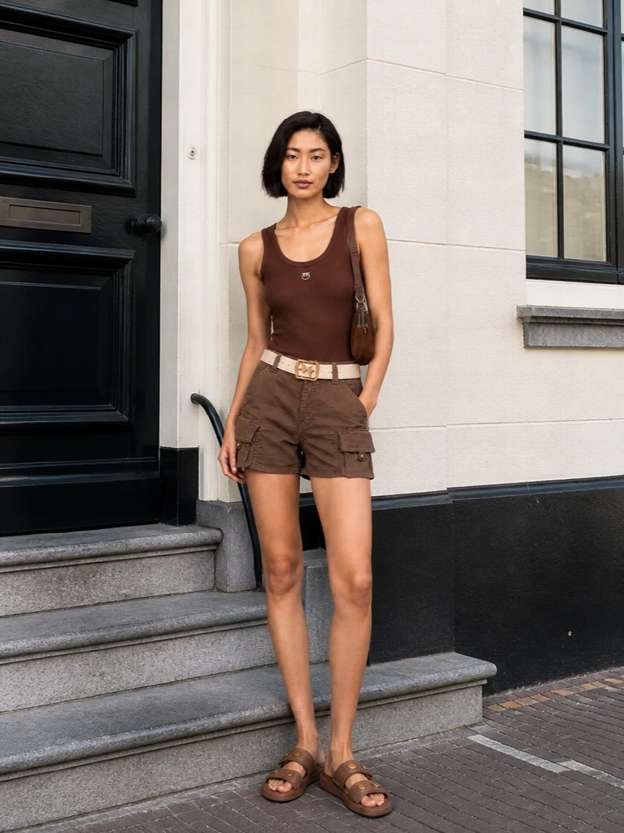 Pinko cargo shorts brown tank sandals outfit