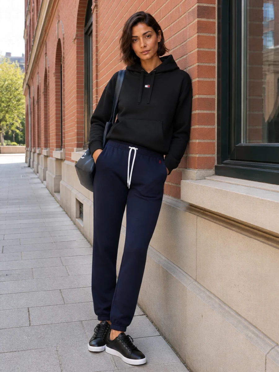 Tommy hoodie navy joggers black sneakers