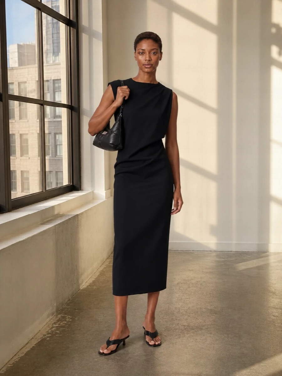 This leans into a monochrome evening mood, pairing the sculpted black Jacquemus midi with the padded Margiela hobo for a strong yet understated city ensemble. The asymmetric lines of the dress play off the bag’s soft structure, while the slim Jacquemus kitten-heel sandals keep the silhouette light and quietly sensual. Choosing the dress route over separates lets the bag read as the one relaxed element, so the overall effect stays clean, directional and quietly luxurious rather than overtly streetwear.