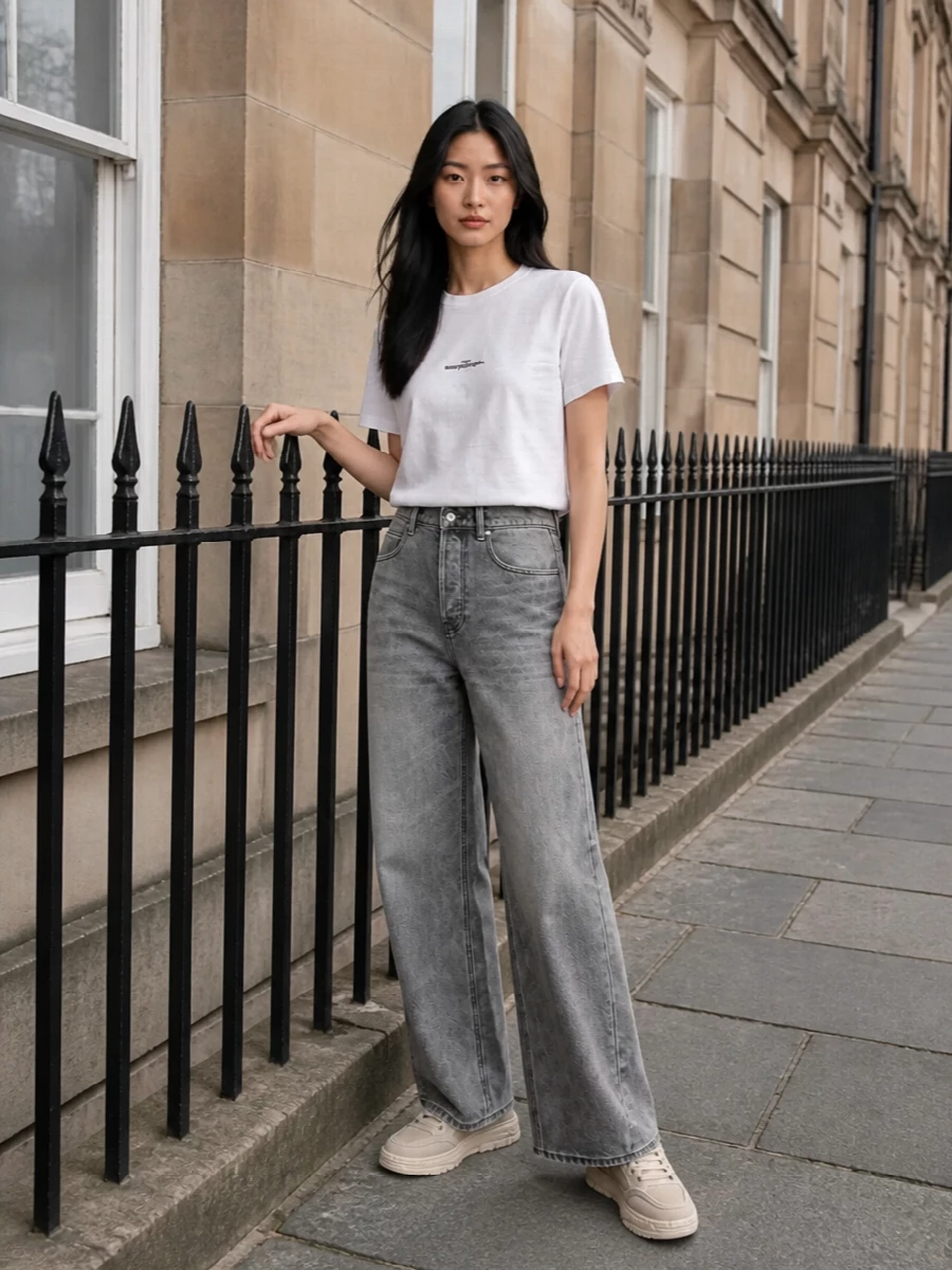 This is a clean, city‑ready neutral story built around strong proportions. The boxy Margiela tee and Alexander Wang wide‑leg denim create that relaxed, graphic streetwear frame the Marc Jacobs tote loves. Chunky Axel Arigato sneakers keep it grounded and practical while staying firmly in the quiet, logo‑aware space of the bag.