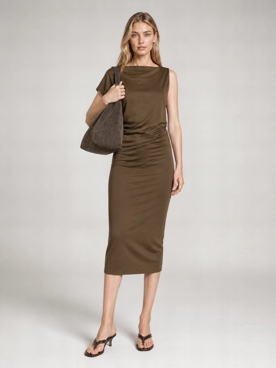 I chose the dress route to keep the outfit quietly streamlined, letting one sculpted piece carry the shape against the soft Totême hobo. The taupe Jacquemus midi and espresso heel form a long, uninterrupted line that feels polished but relaxed. Together with the suede bag’s charcoal-taupe depth, the neutrals read rich and understated rather than flat.