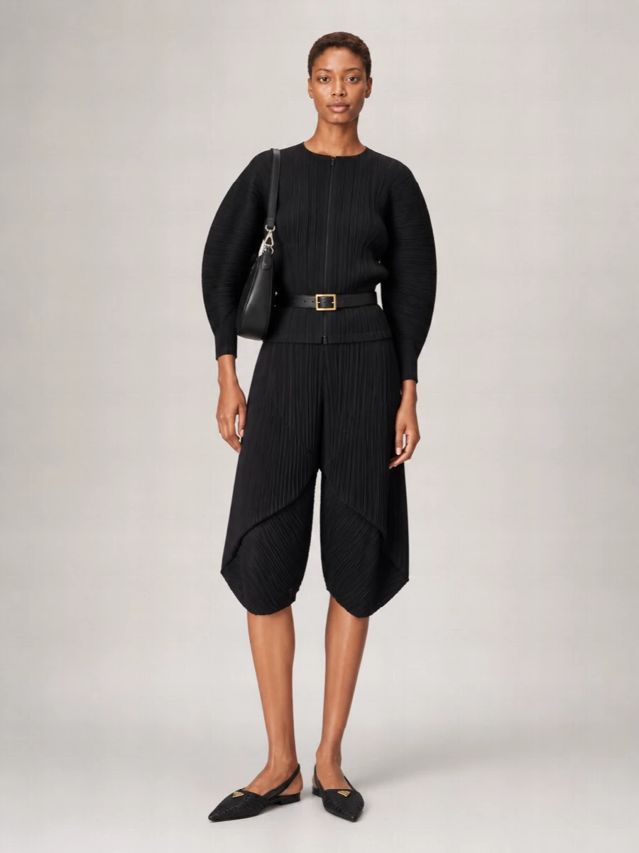 Pleats Please Issey Miyake Pleated Barrel-Leg Knee-Length Shorts