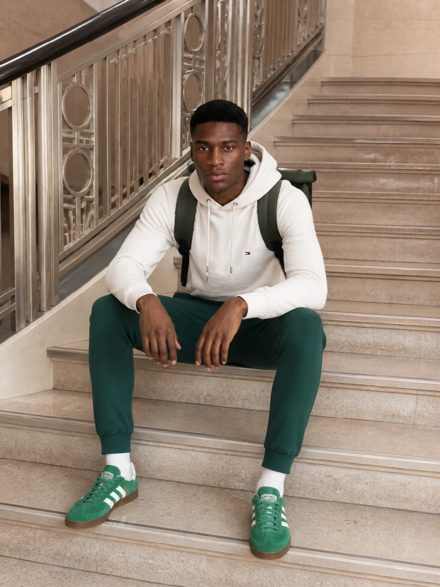 Tommy hilfiger green joggers cream hoodie outfit
