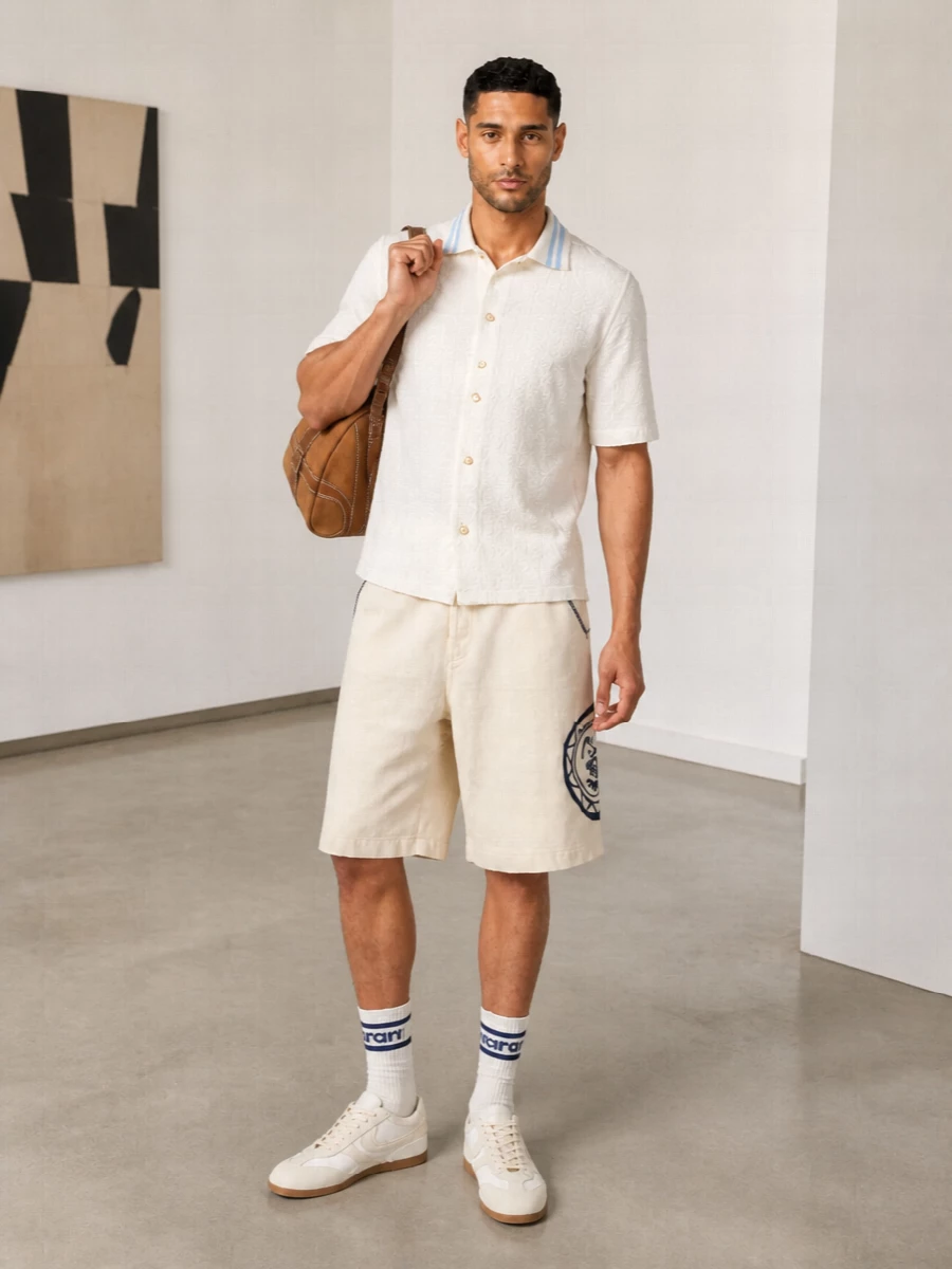 Drole de monsieur shorts retro sneakers outfit