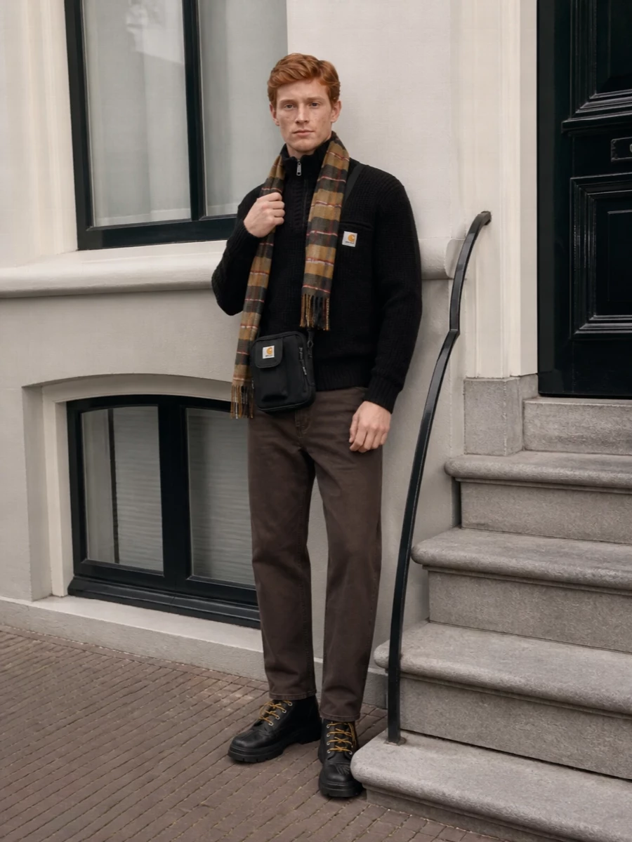 Carhartt half zip brown work pants black boots