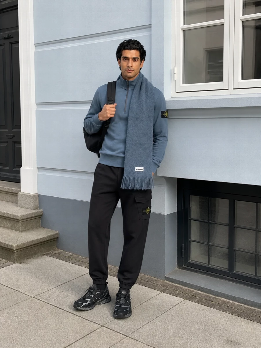 Stone island sweatshirt black cargo joggers outfit